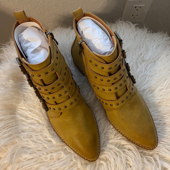 Light Camel Ankle Booties - Picture 1 of 6